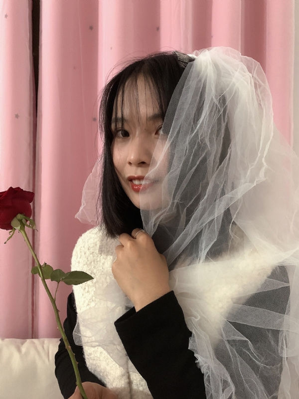 持紫菜包饭的女孩的第一张照片--罗源相亲网